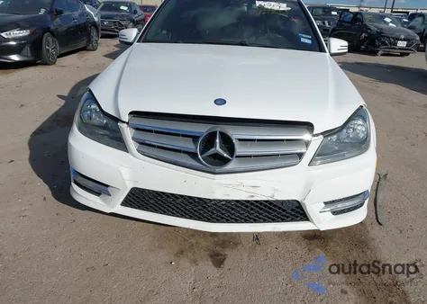 2013 Mercedes-Benz C 350 Sport z USA, uszkodzony, nr VIN WDDGF5HB2DR271844